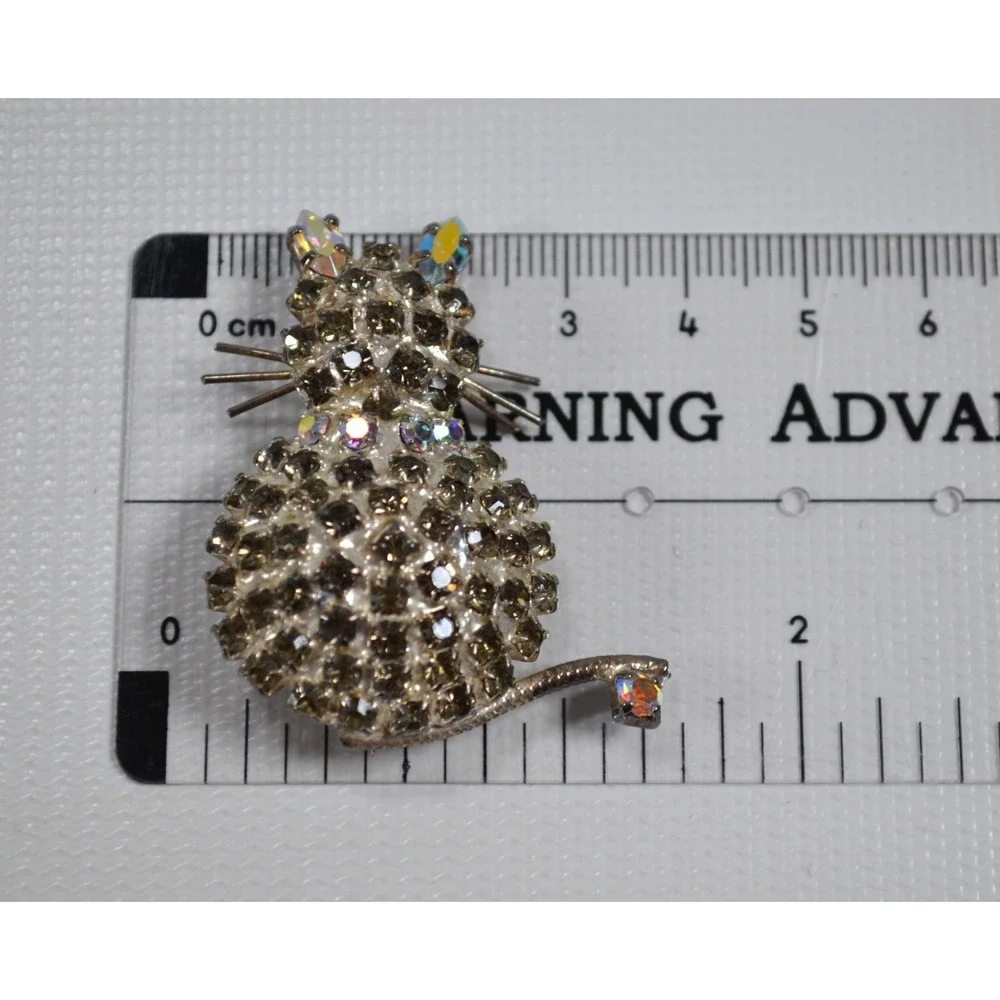 SUZANNE BJONTEGARD Gray Rhinestone‎ Cat Brooch 1.75